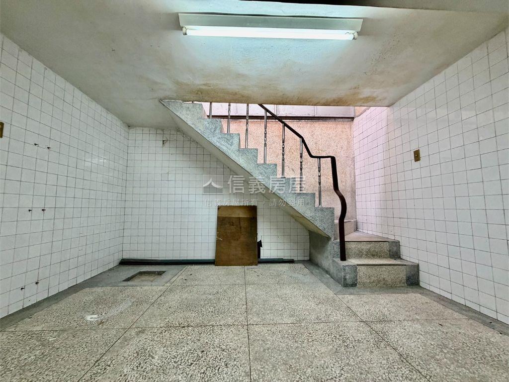 鳳山龍山寺三民路正路金店房屋室內格局與周邊環境