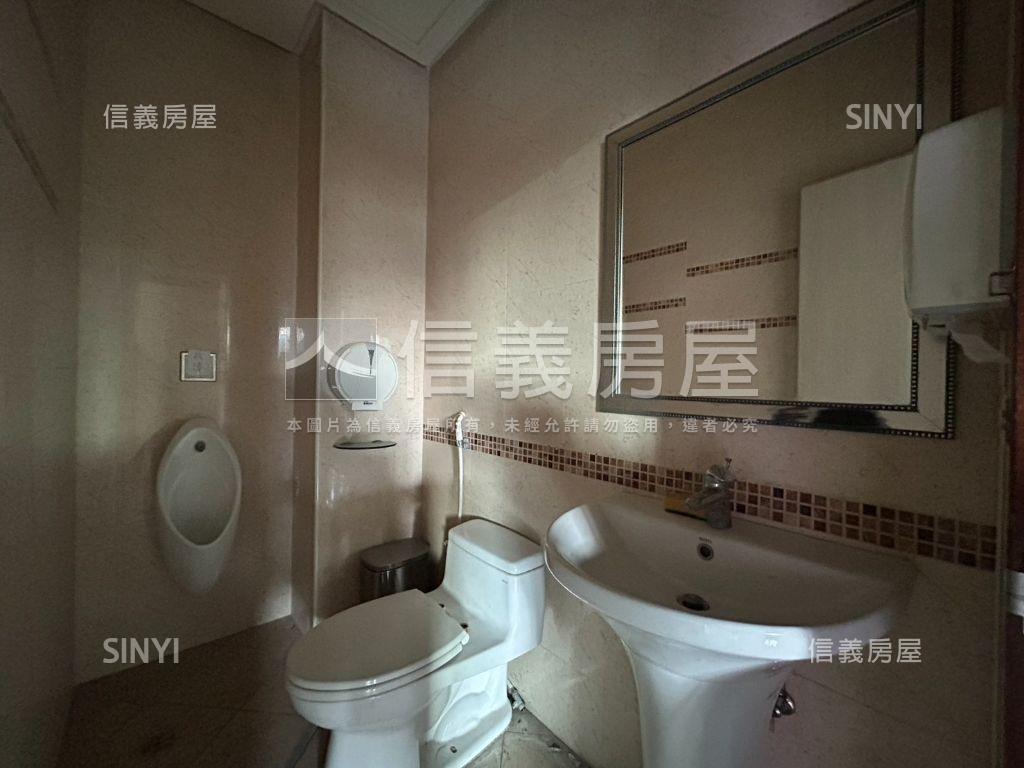 近市區巨城賺錢角間店面房屋室內格局與周邊環境