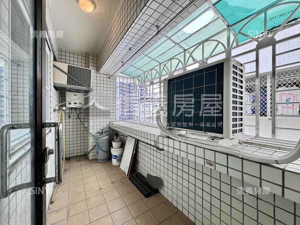 輕軌旁採光三房美屋附車位房屋室內格局與周邊環境