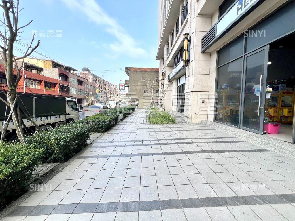 近ＡＩ大面寬挑高黃金店面房屋室內格局與周邊環境