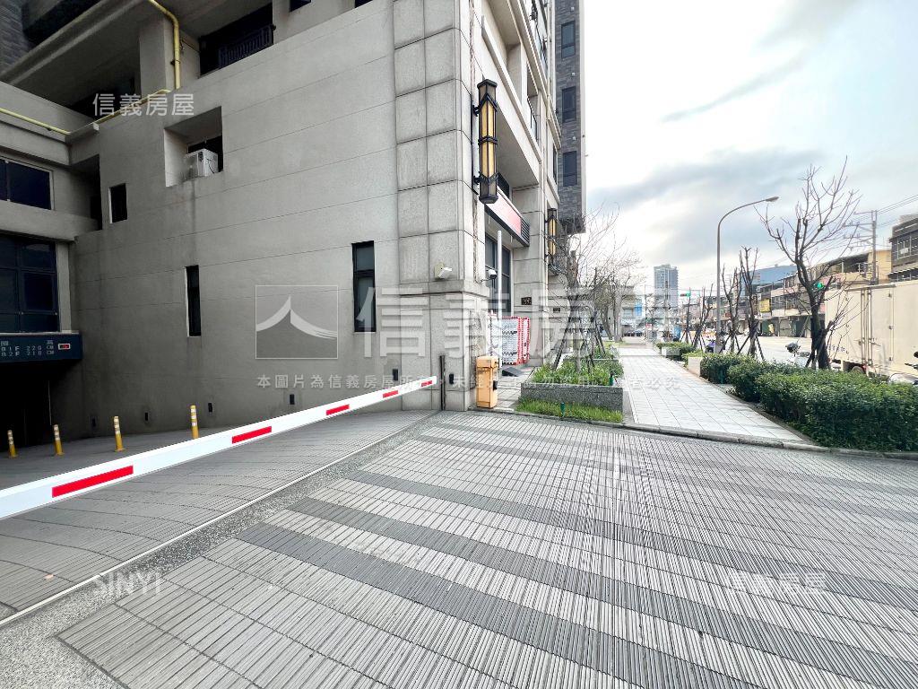 近ＡＩ大面寬挑高黃金店面房屋室內格局與周邊環境