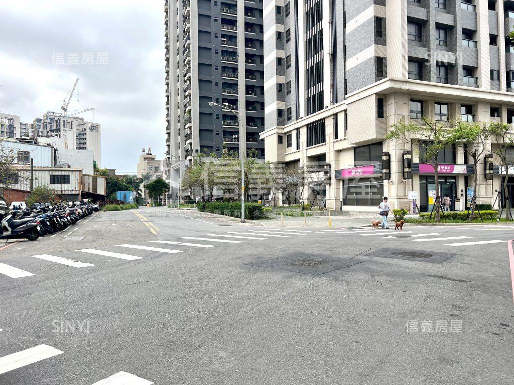 近ＡＩ大面寬挑高黃金店面房屋室內格局與周邊環境