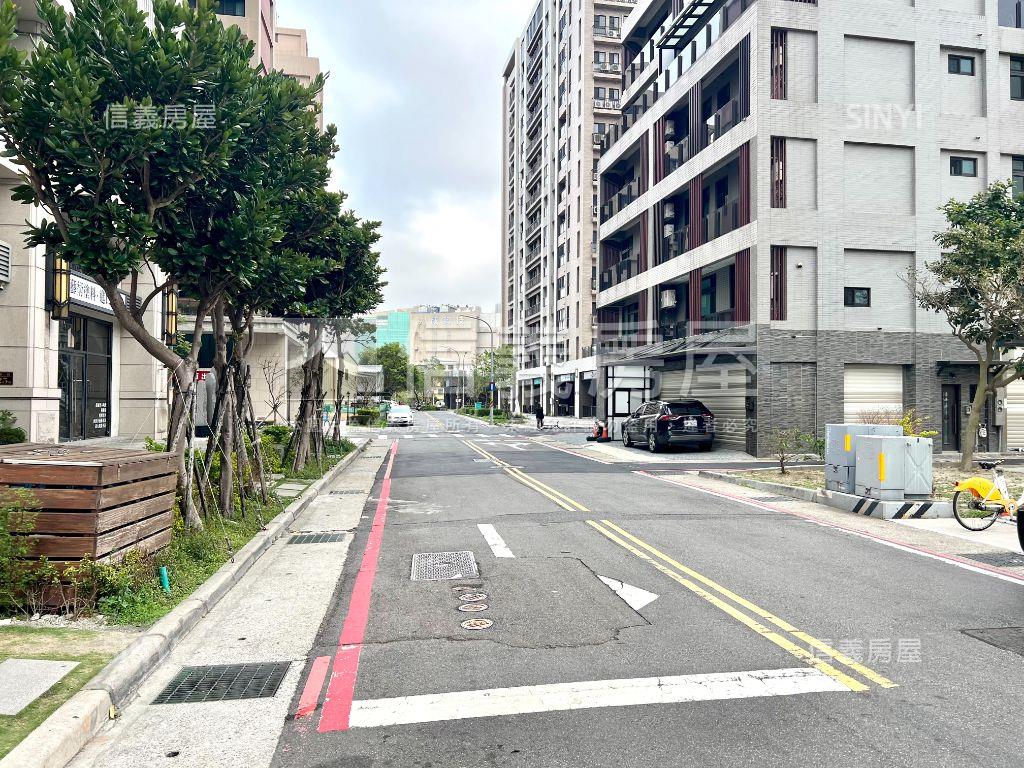 近ＡＩ大面寬挑高黃金店面房屋室內格局與周邊環境