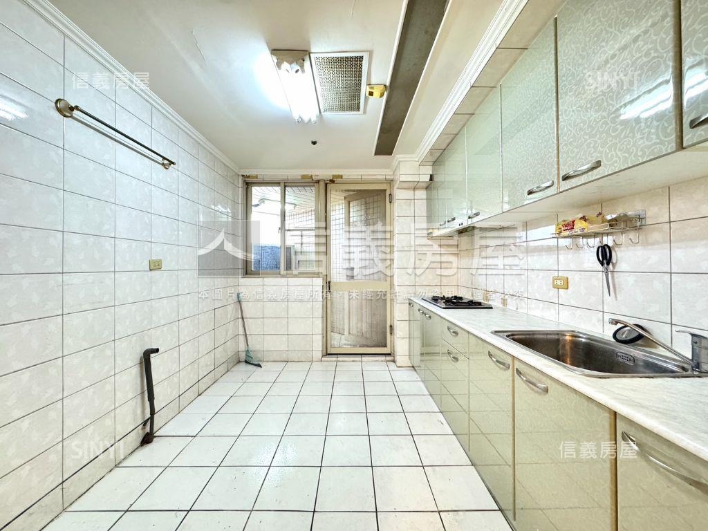 維多利亞四房雙平車房屋室內格局與周邊環境