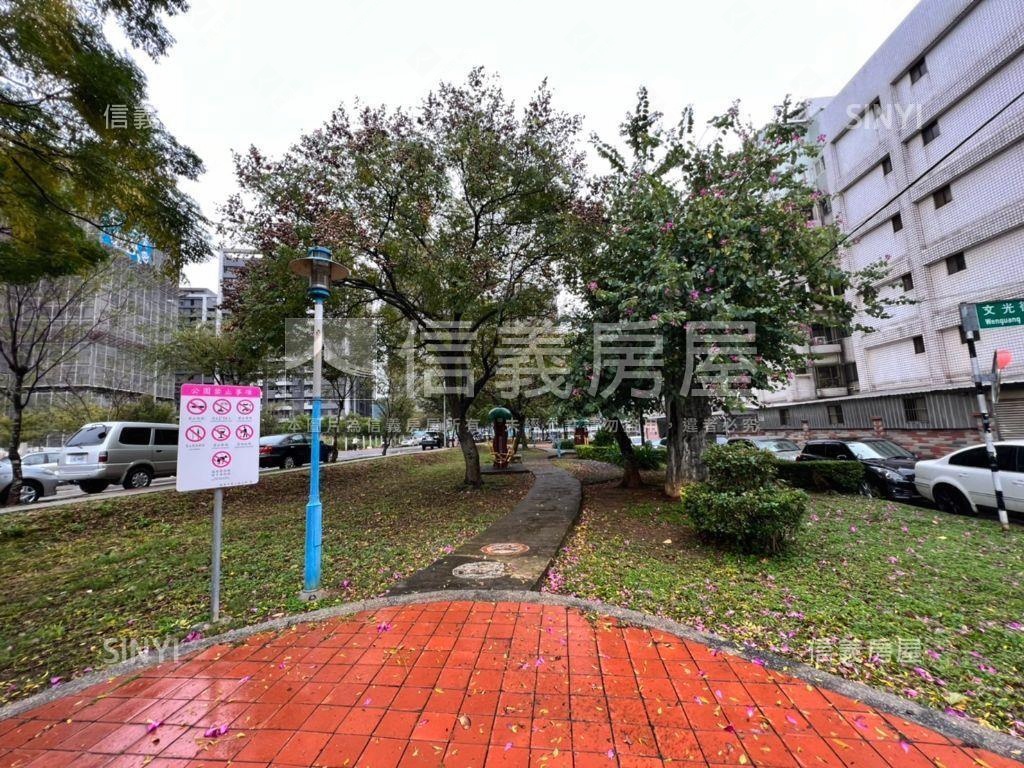 邊間面寬金店面有車位房屋室內格局與周邊環境