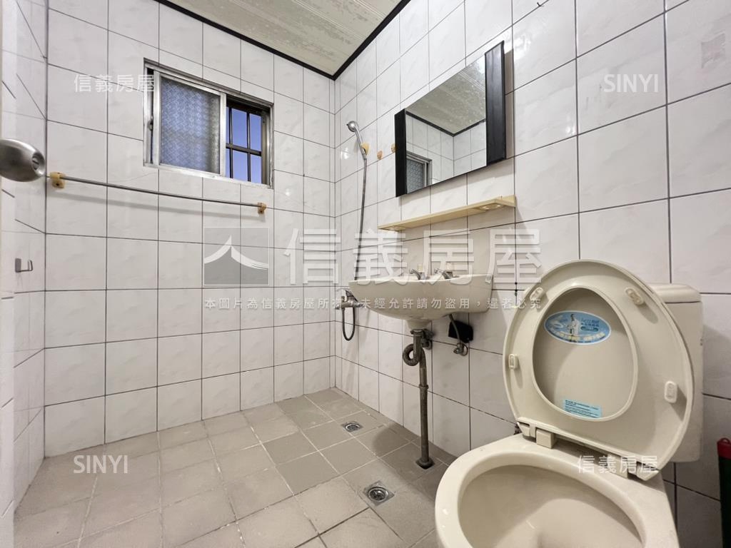 正五權西路熱鬧臨路透店房屋室內格局與周邊環境