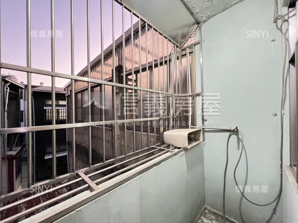 正五權西路熱鬧臨路透店房屋室內格局與周邊環境