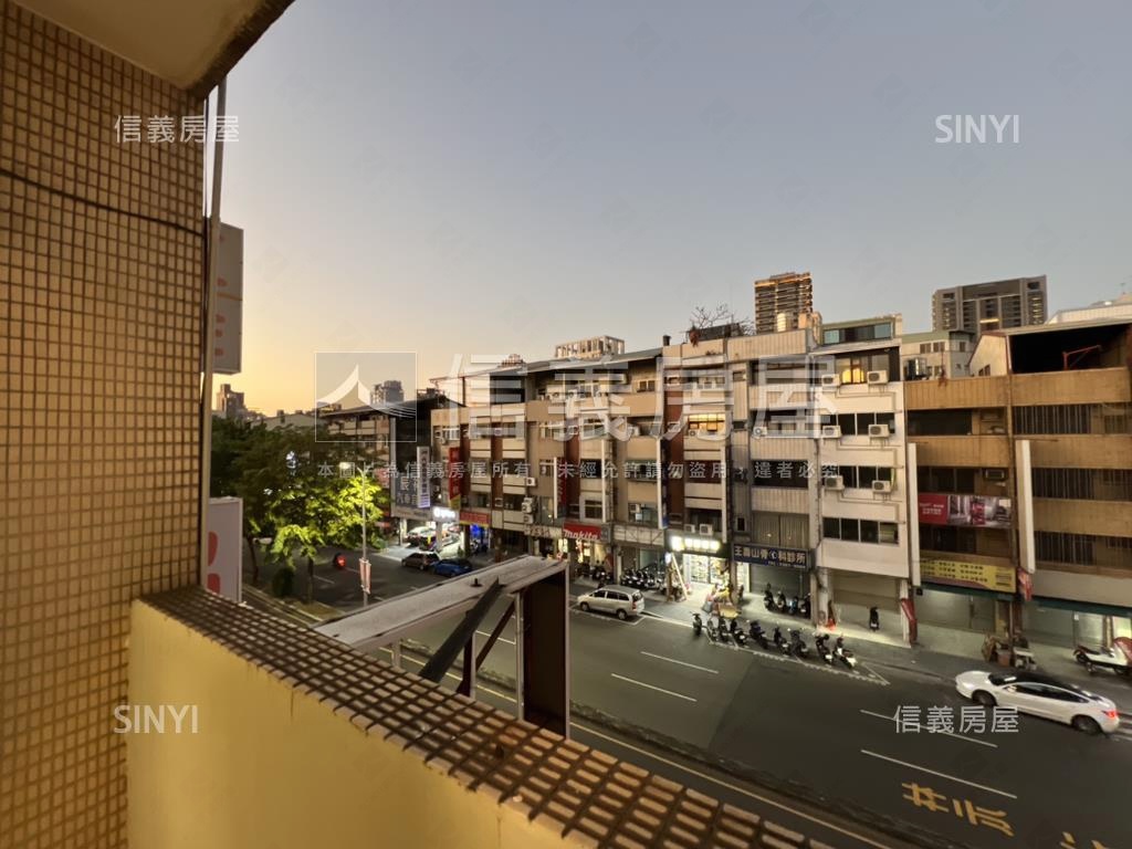 正五權西路熱鬧臨路透店房屋室內格局與周邊環境