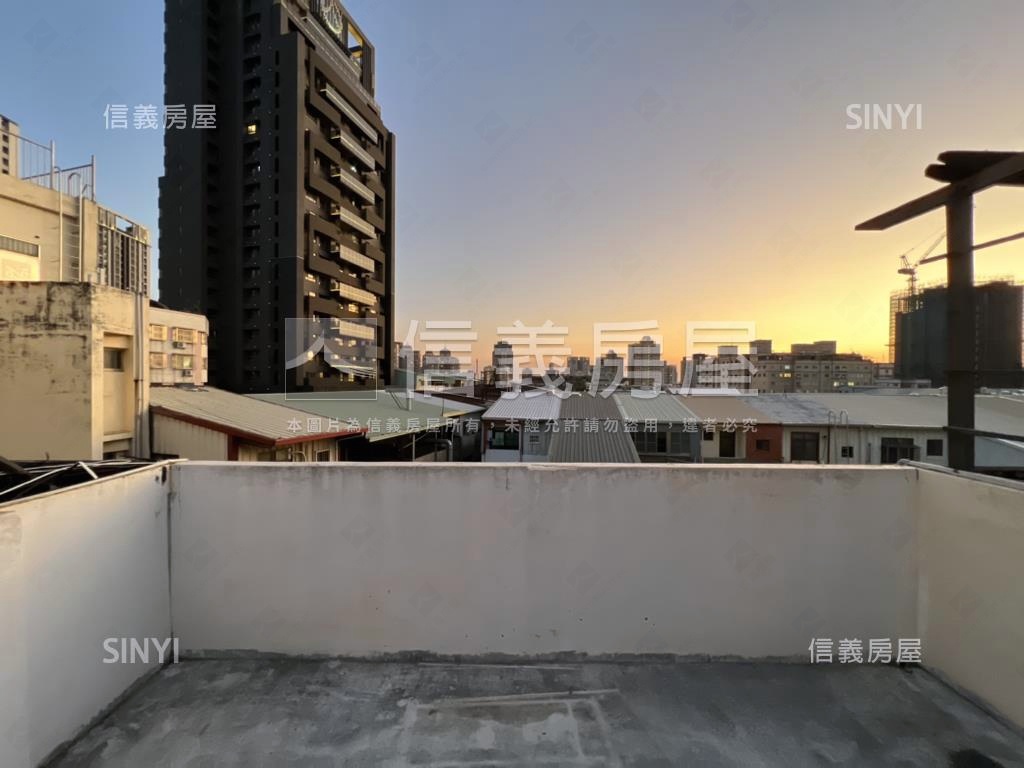 正五權西路熱鬧臨路透店房屋室內格局與周邊環境