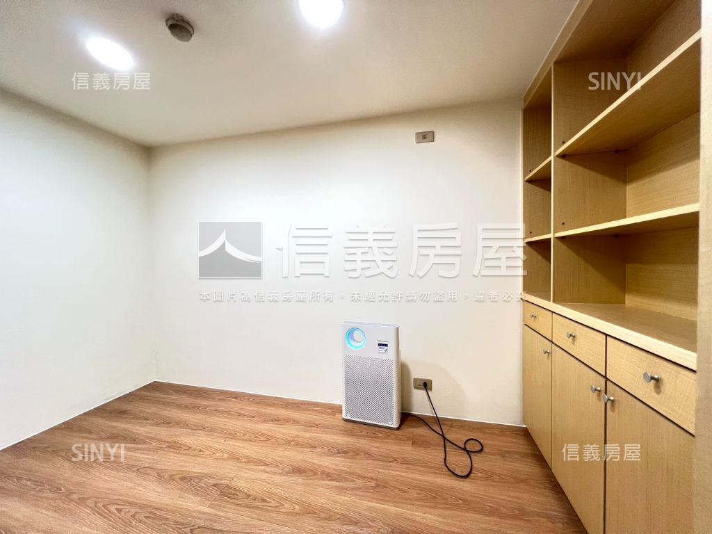 世紀紅大空間露臺戶附車位房屋室內格局與周邊環境