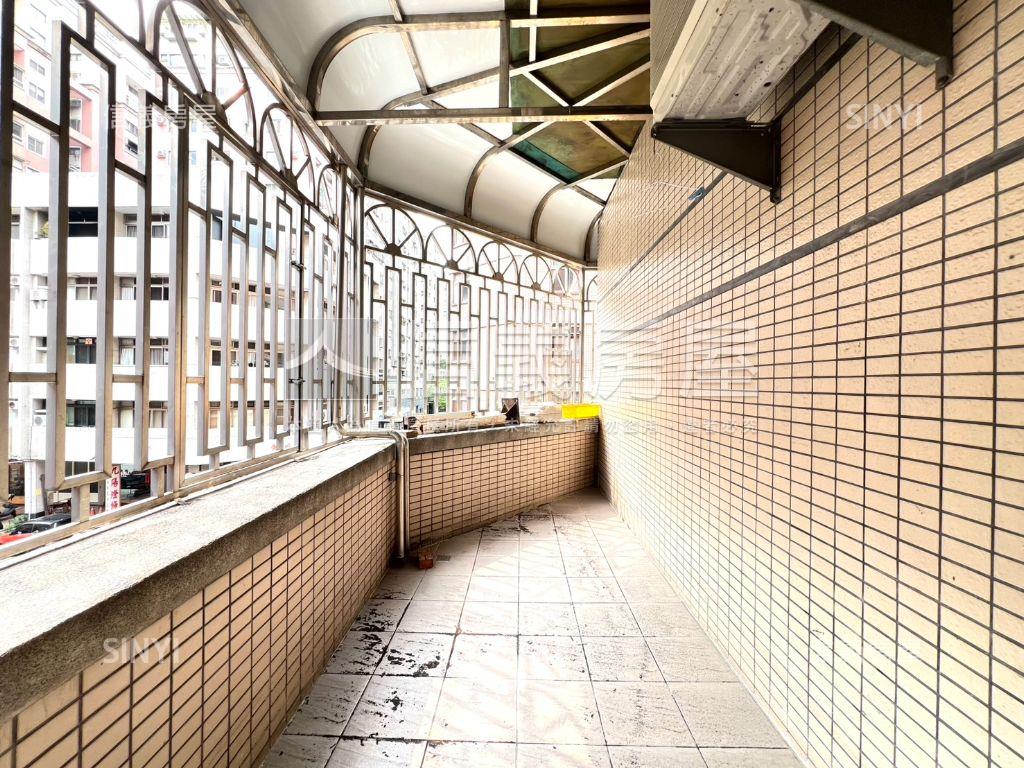 世紀紅大空間露臺戶附車位房屋室內格局與周邊環境