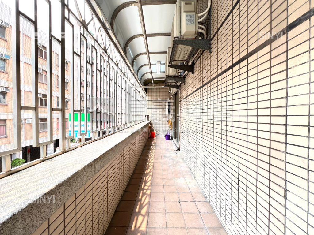 世紀紅大空間露臺戶附車位房屋室內格局與周邊環境