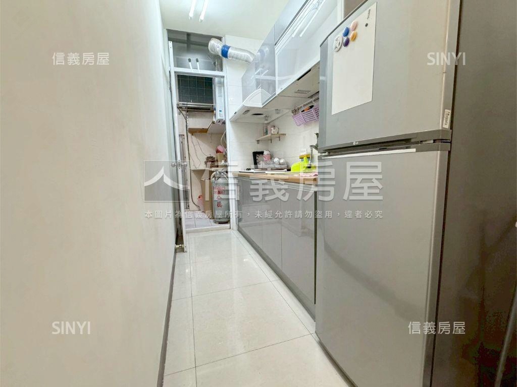 高雄站前商圈翻新美店面房屋室內格局與周邊環境