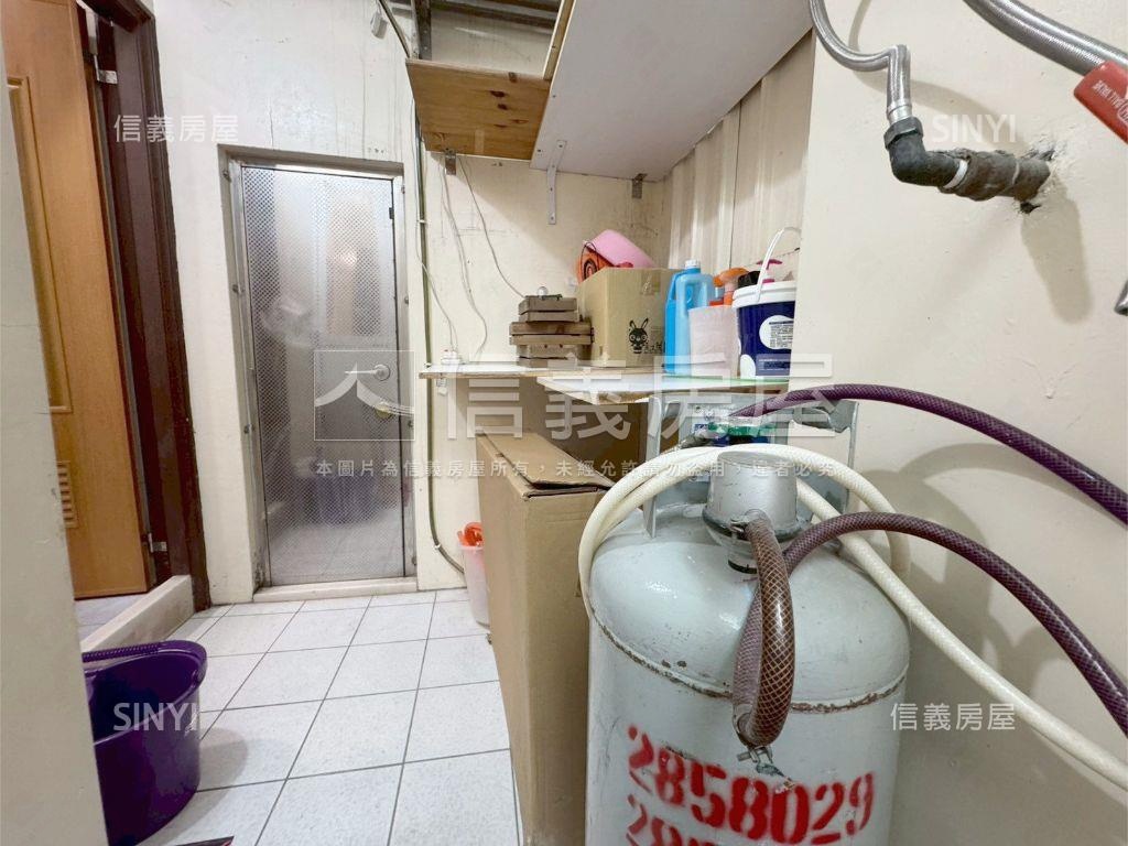 高雄站前商圈翻新美店面房屋室內格局與周邊環境