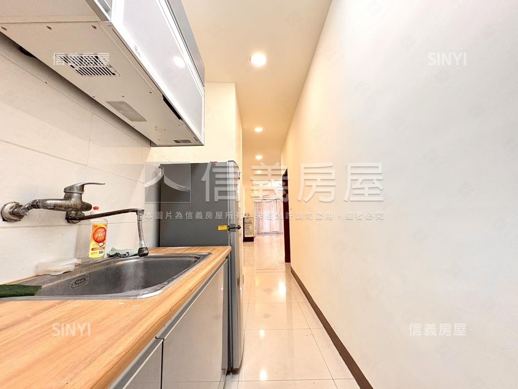 高雄火車站翻新質感店面房屋室內格局與周邊環境