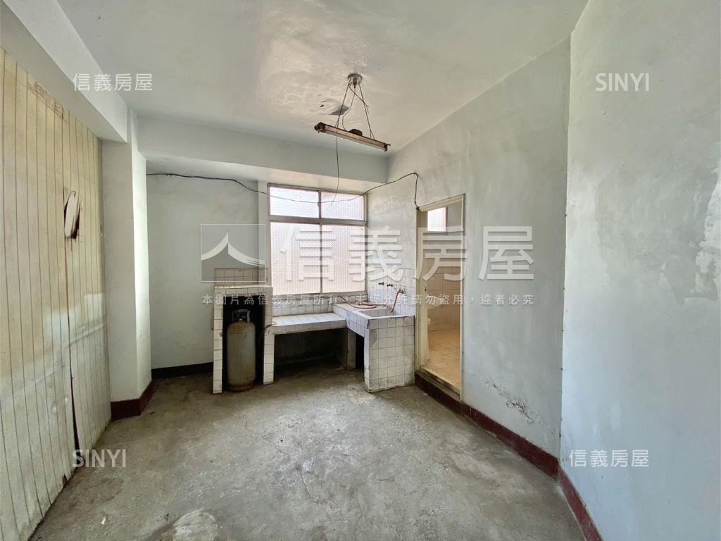遊園路角間透天店面三角窗房屋室內格局與周邊環境