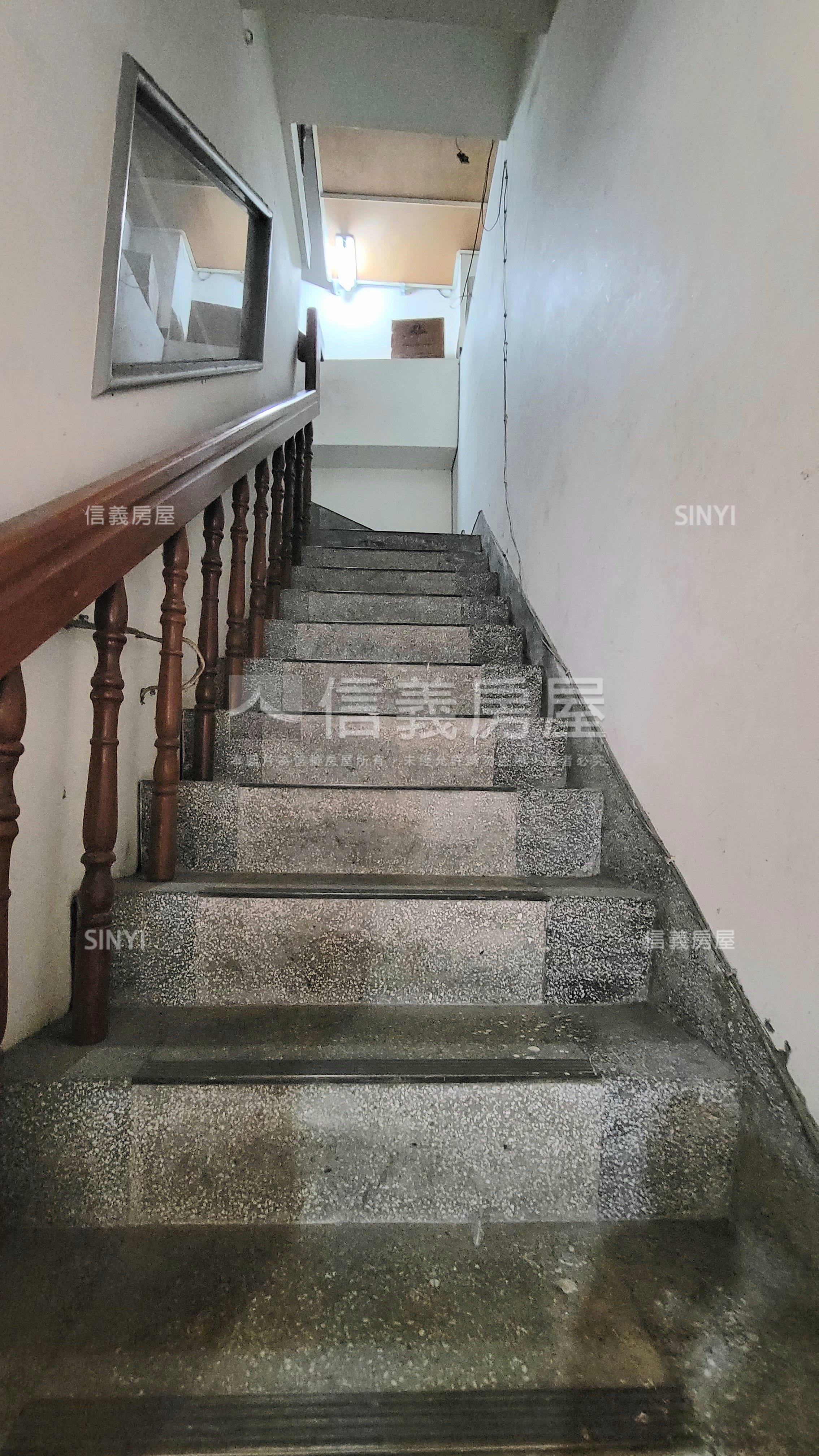 旅順路角間黃金店面房屋室內格局與周邊環境