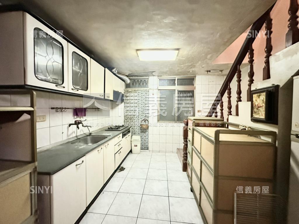 近三塊厝車站面寬透天房屋室內格局與周邊環境