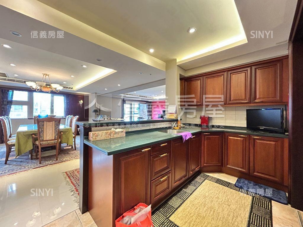 日月光雲頂樓中樓雙車位房屋室內格局與周邊環境