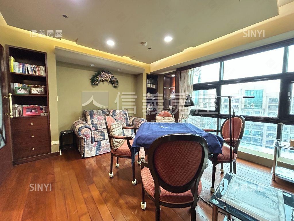 日月光雲頂樓中樓雙車位房屋室內格局與周邊環境