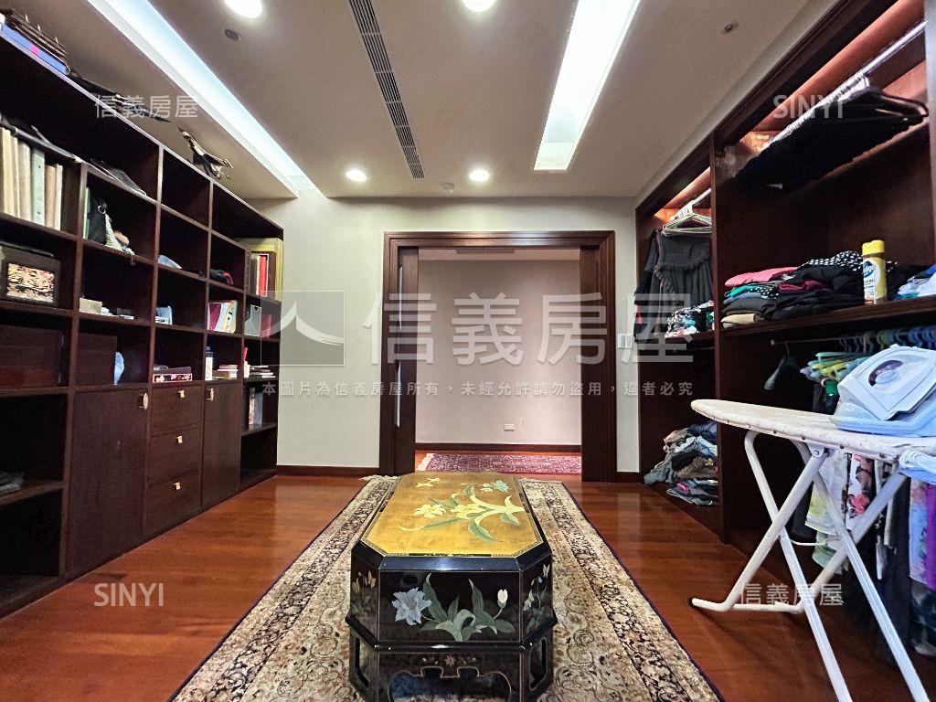 日月光雲頂樓中樓雙車位房屋室內格局與周邊環境