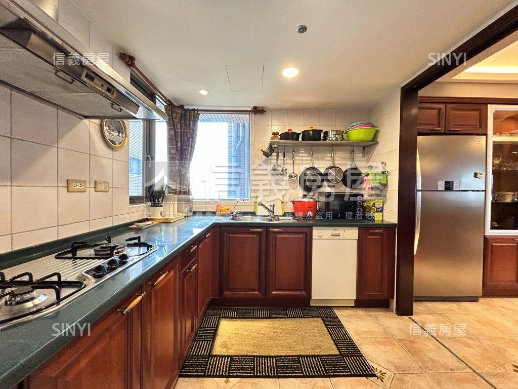 日月光雲頂樓中樓雙車位房屋室內格局與周邊環境