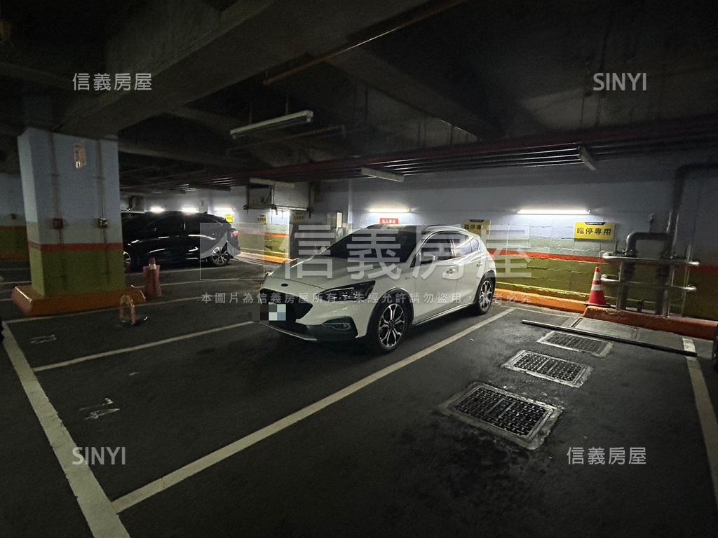 國家企業大樓坡道平面車位房屋室內格局與周邊環境