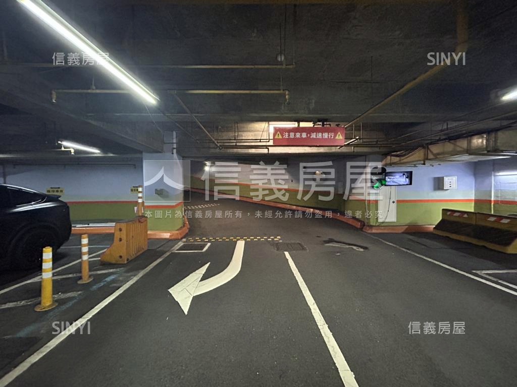 國家企業大樓坡道平面車位房屋室內格局與周邊環境