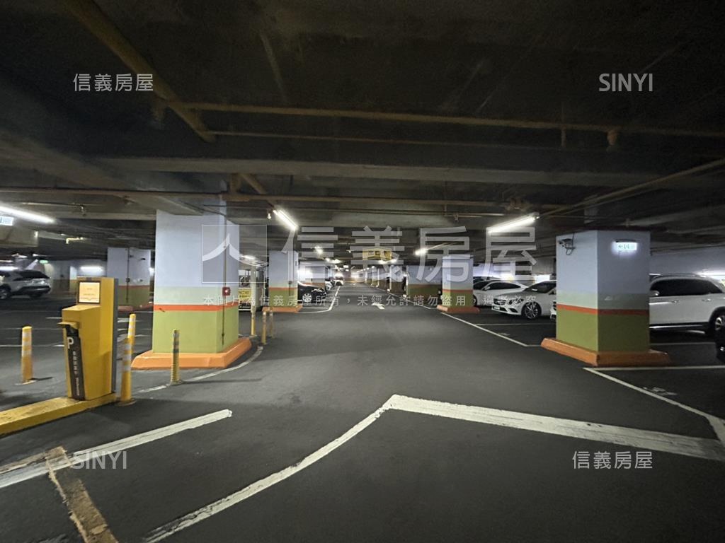 國家企業大樓坡道平面車位房屋室內格局與周邊環境