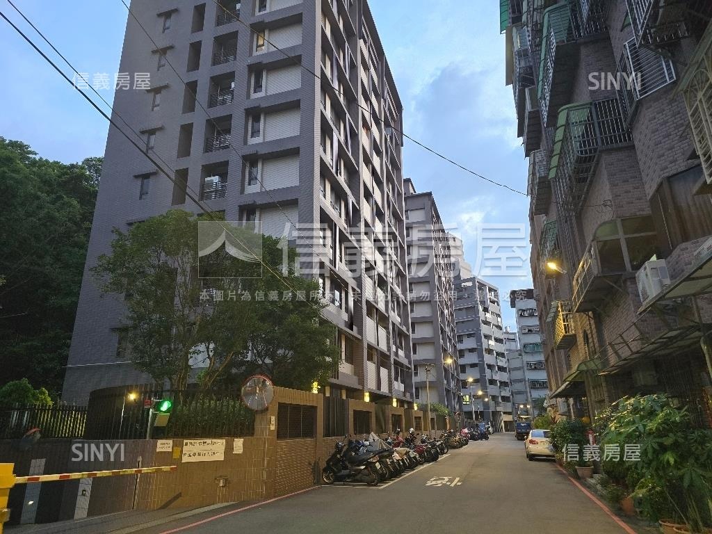 電梯華廈。平面車位。圓夢房屋室內格局與周邊環境