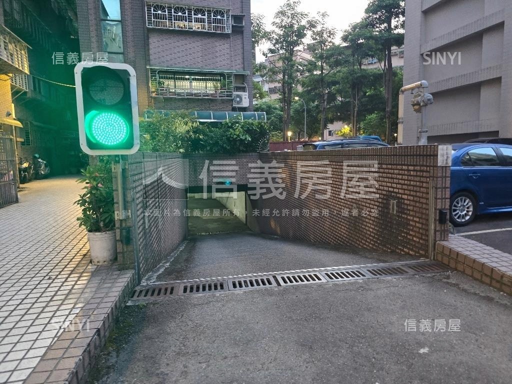 電梯華廈。平面車位。圓夢房屋室內格局與周邊環境