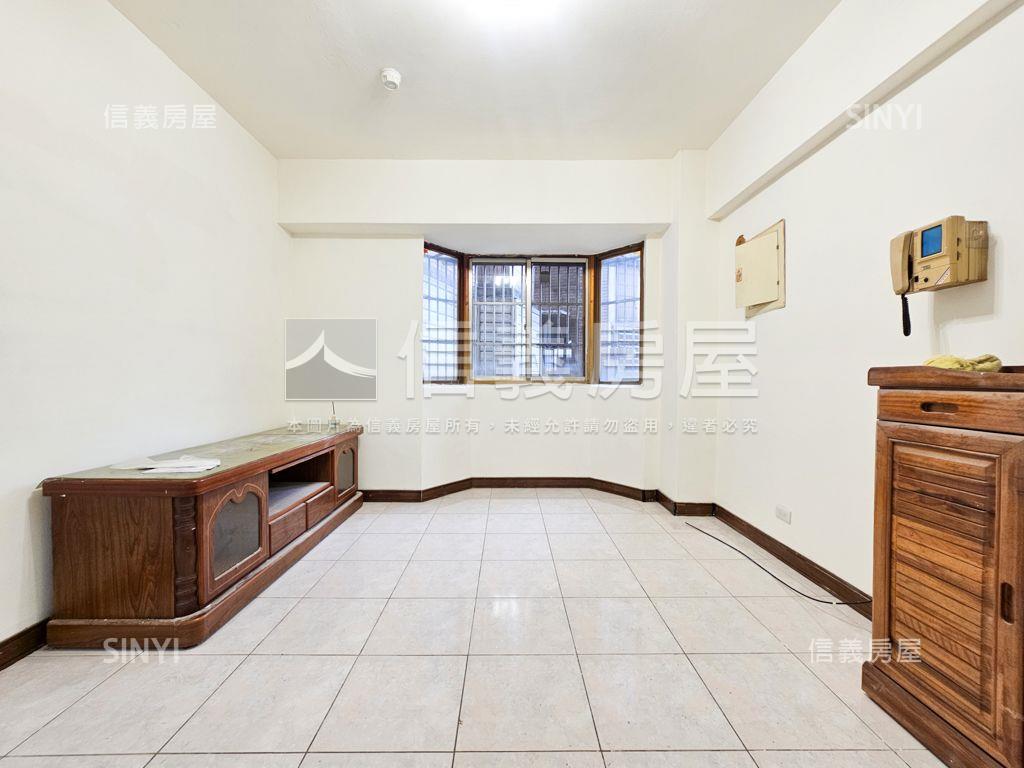 龍岡華廈三房車位房屋室內格局與周邊環境