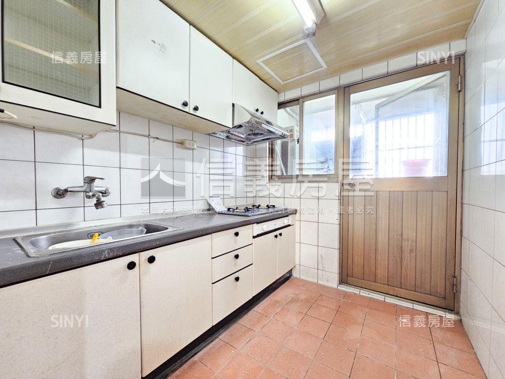 龍岡華廈三房車位房屋室內格局與周邊環境