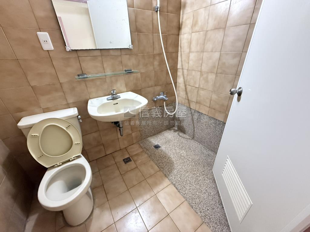 國泰東區朝南３房美寓房屋室內格局與周邊環境