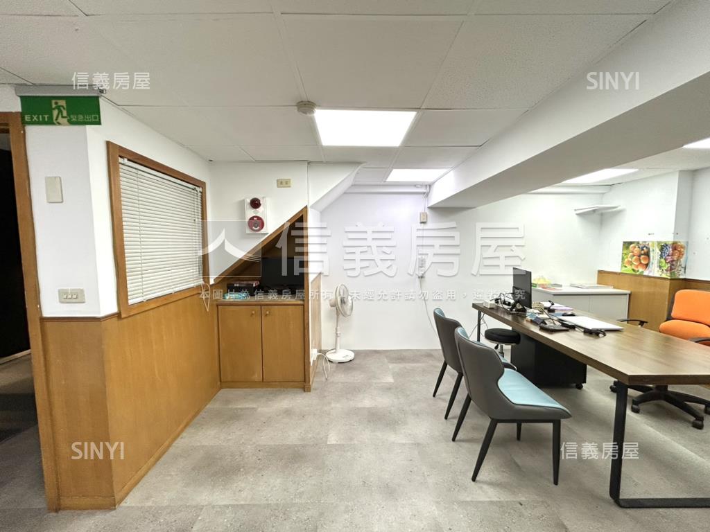 文心路近捷運｜大面寬樓店房屋室內格局與周邊環境