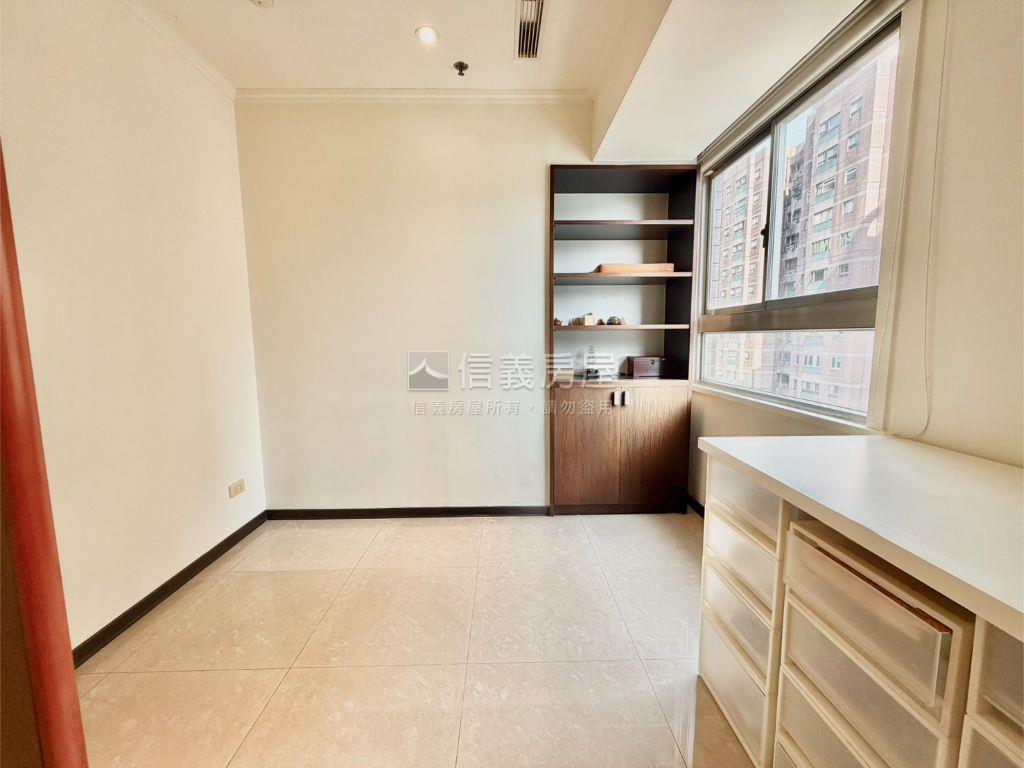 天闊高樓河景美宅房屋室內格局與周邊環境