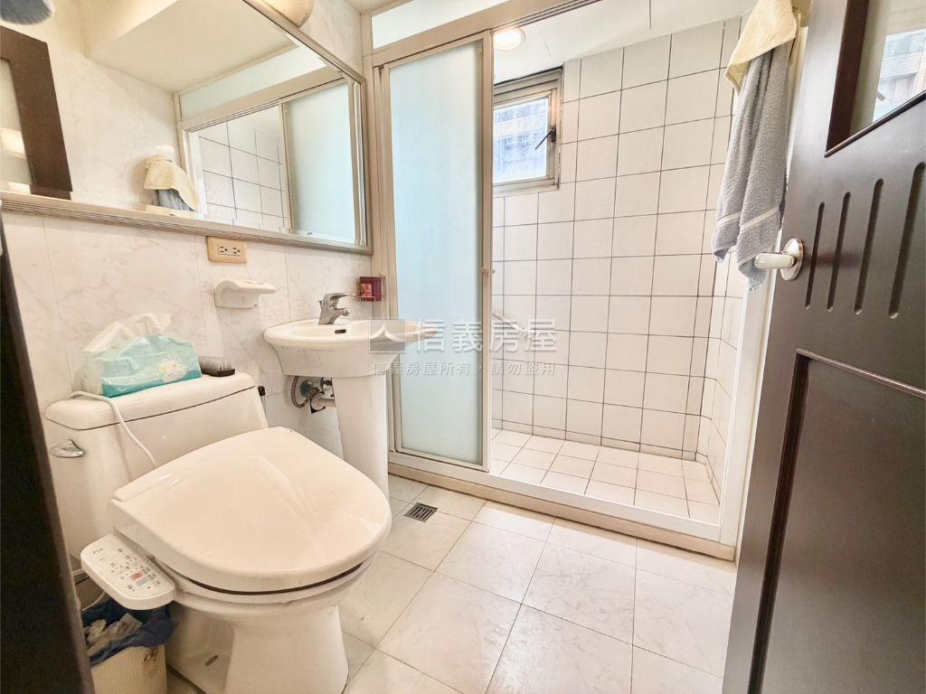 天闊高樓河景美宅房屋室內格局與周邊環境