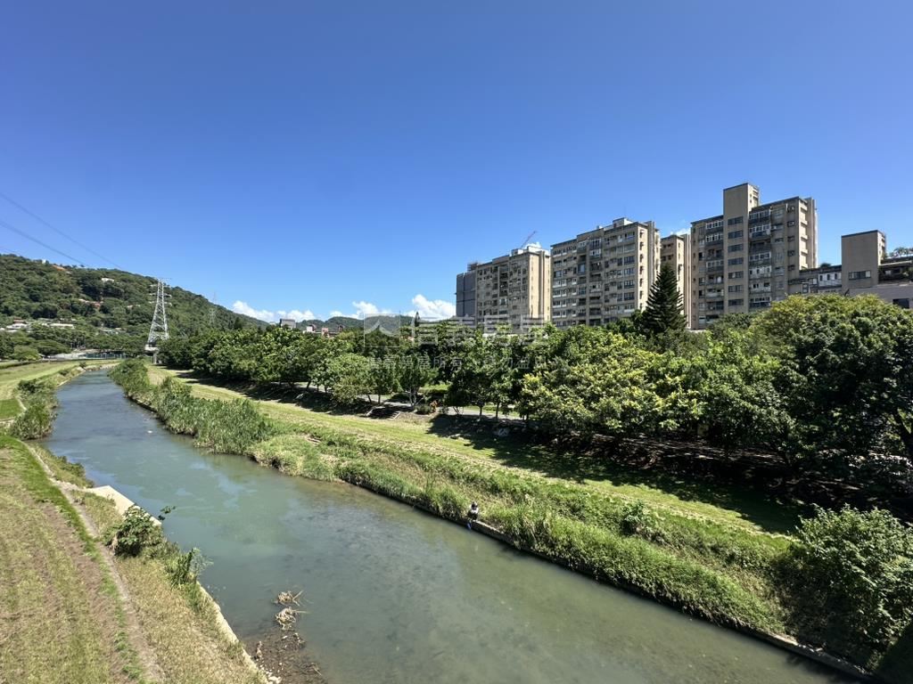 雨農山莊高樓河岸景觀房屋室內格局與周邊環境