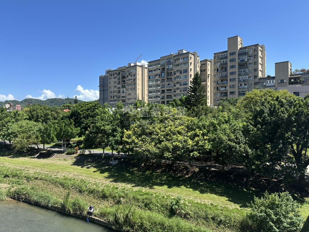 雨農山莊高樓河岸景觀房屋室內格局與周邊環境
