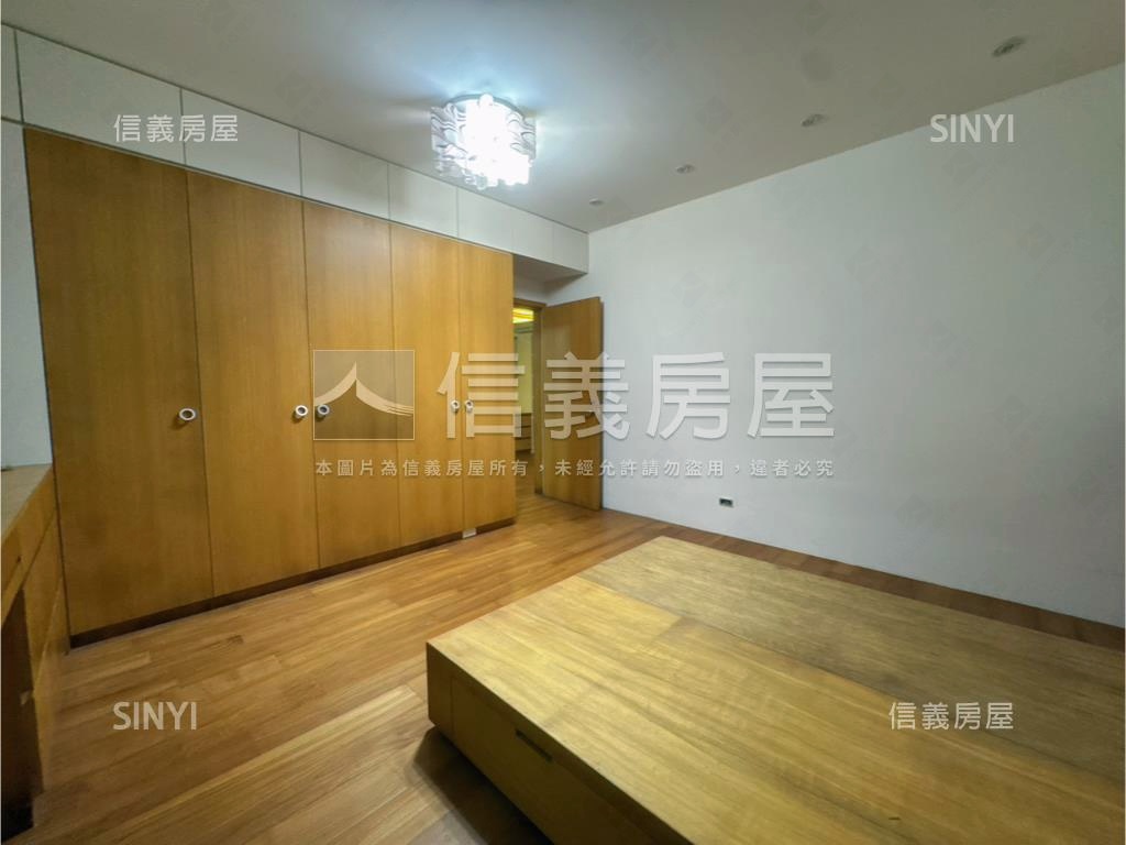 景美豪邸五房坡平車位房屋室內格局與周邊環境