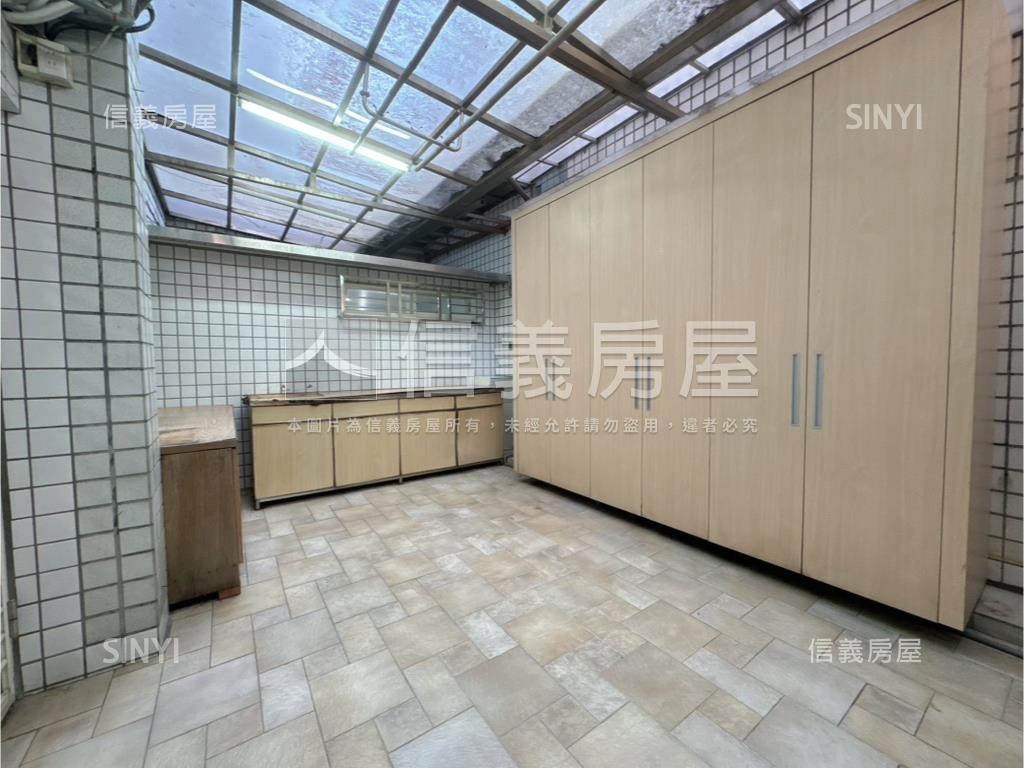 景美豪邸五房坡平車位房屋室內格局與周邊環境