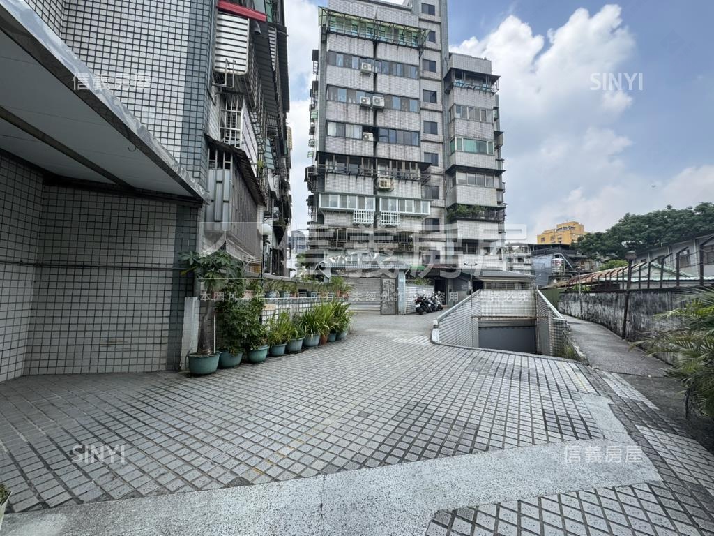 景美豪邸五房坡平車位房屋室內格局與周邊環境