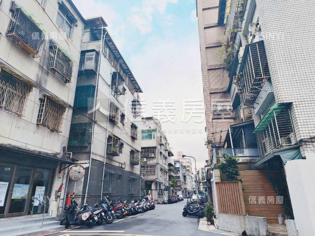 信義樂揚映白二房坡平車位房屋室內格局與周邊環境