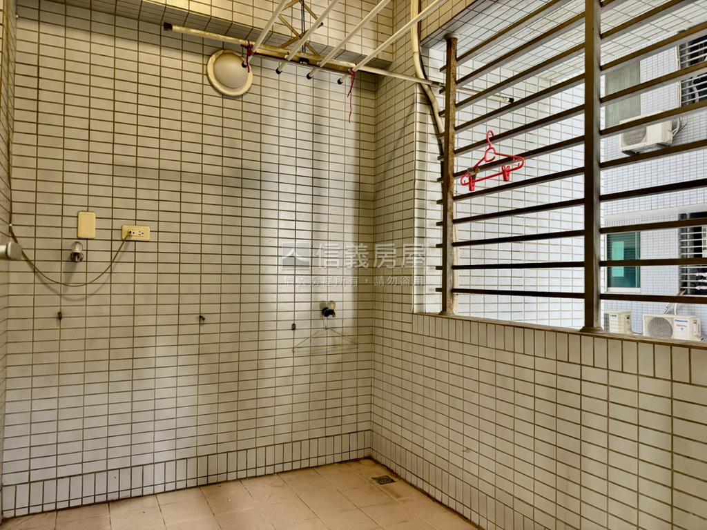 世紀之門兩房車位房屋室內格局與周邊環境