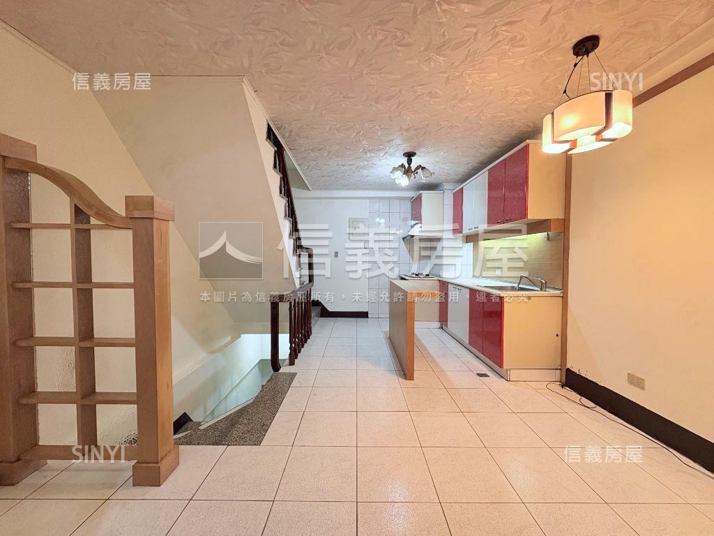 北區稀有車水馬龍三層樓店房屋室內格局與周邊環境