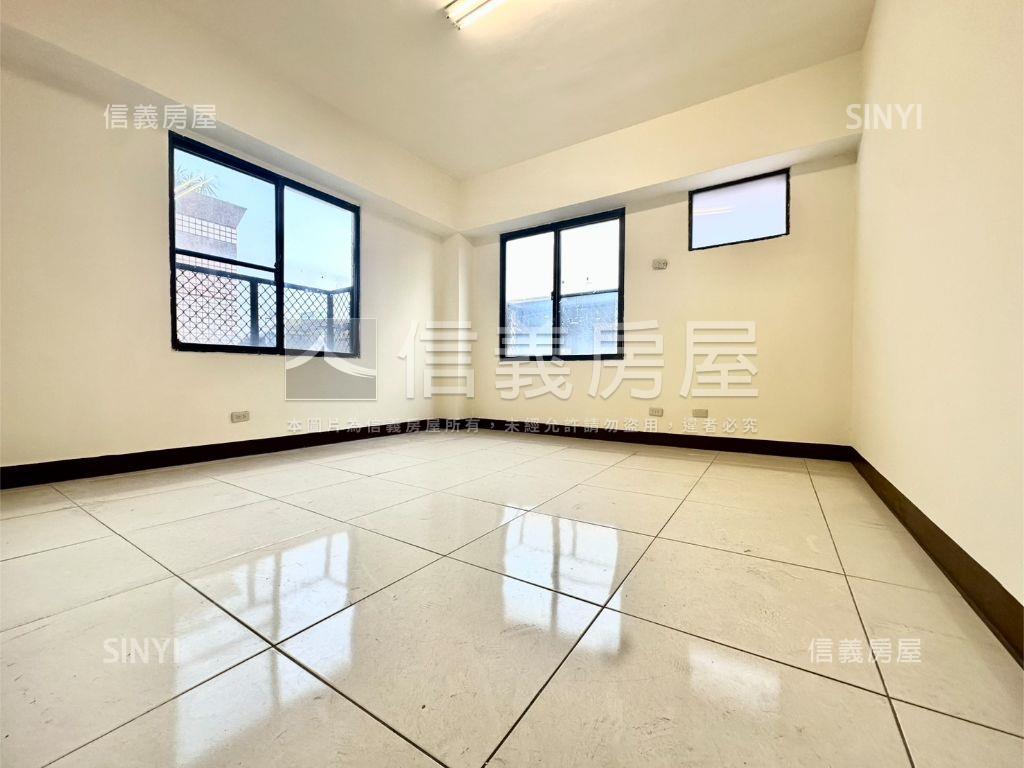 單坪約２０．６萬五房車位房屋室內格局與周邊環境