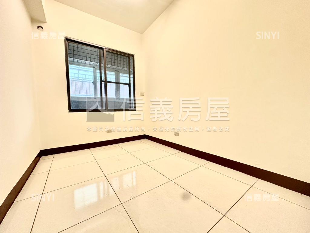 單坪約２０．６萬五房車位房屋室內格局與周邊環境