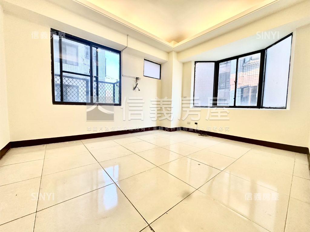 單坪約２０．６萬五房車位房屋室內格局與周邊環境