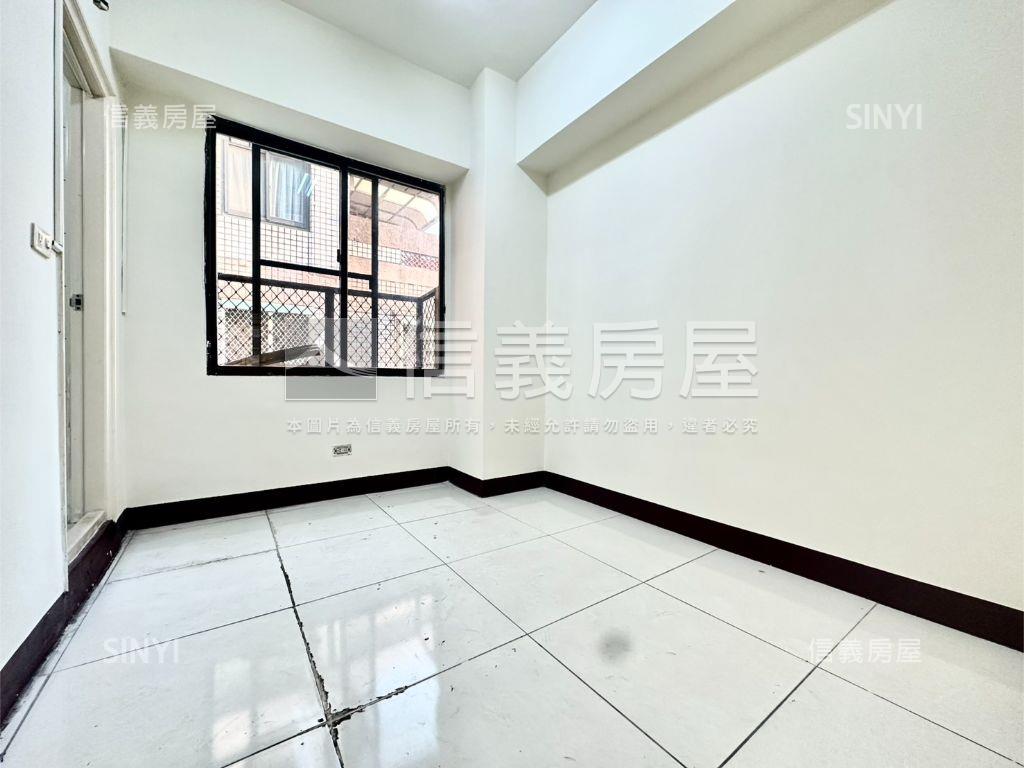 單坪約２０．６萬五房車位房屋室內格局與周邊環境