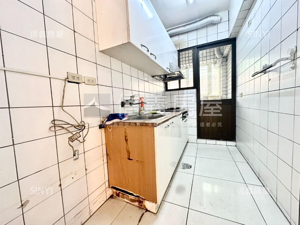 單坪約２０．６萬五房車位房屋室內格局與周邊環境